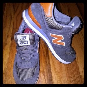 Men size 7 / Women size 8.5 New Balance 574